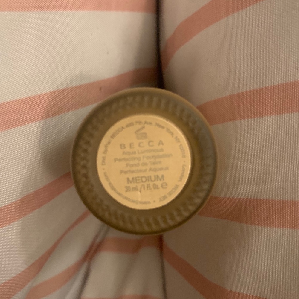 Becca aqua luminous foundation